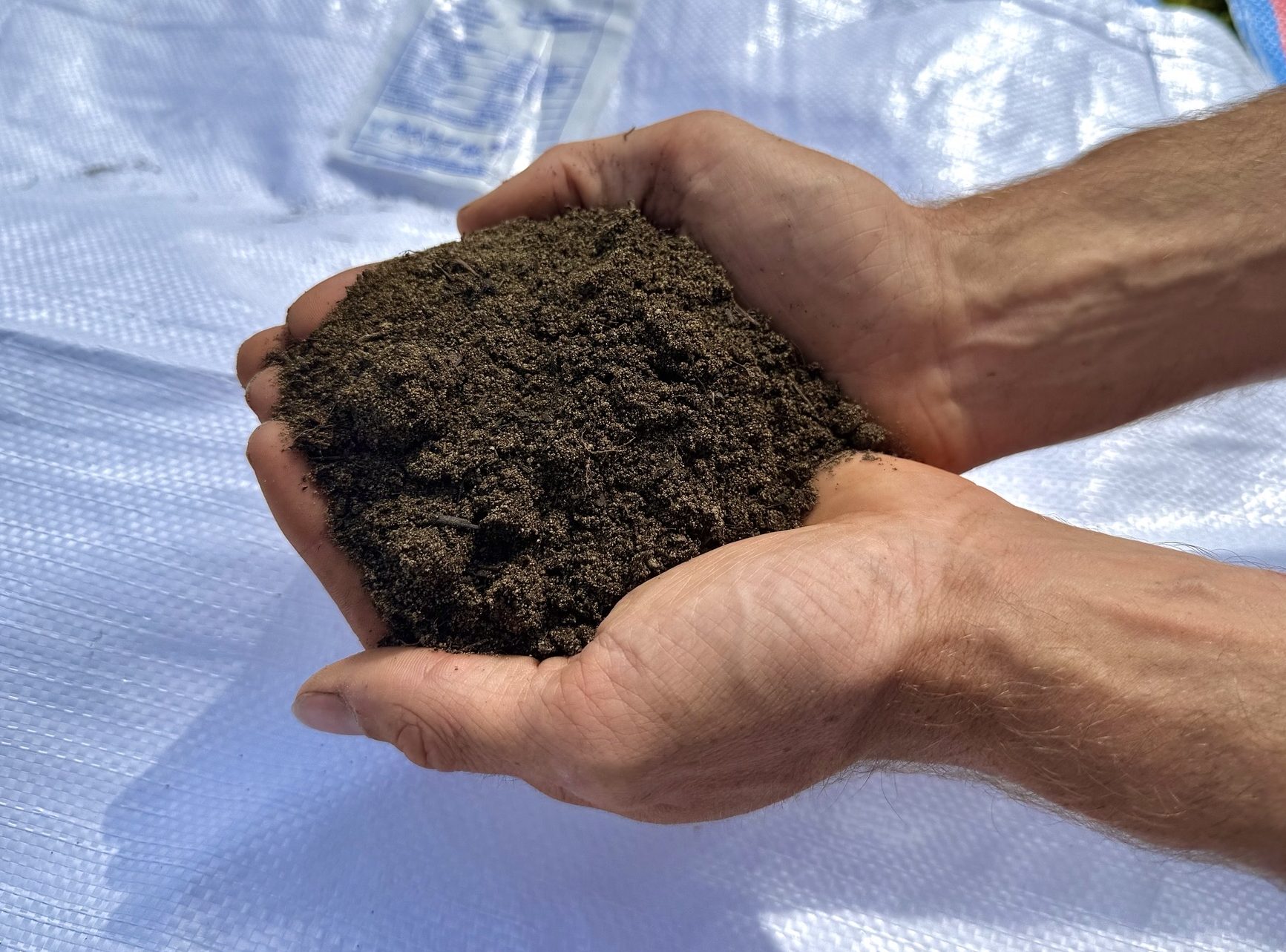 Seeding and Turfing Topsoil 800L